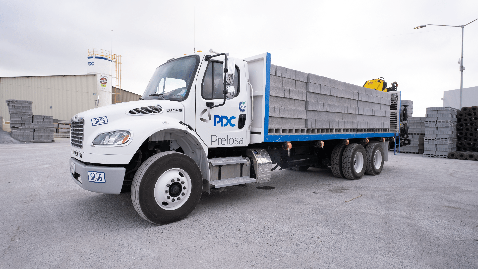 Camión PDC Prelosa cargado con bovedilla