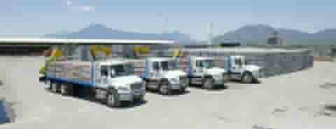 Flota de camiones PDC cargados con block