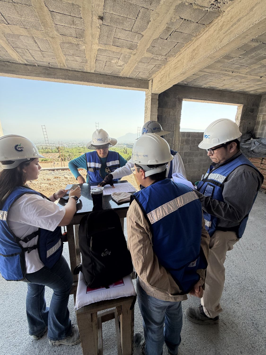 Ingenieros de PDC coordinando trabajos en sitio