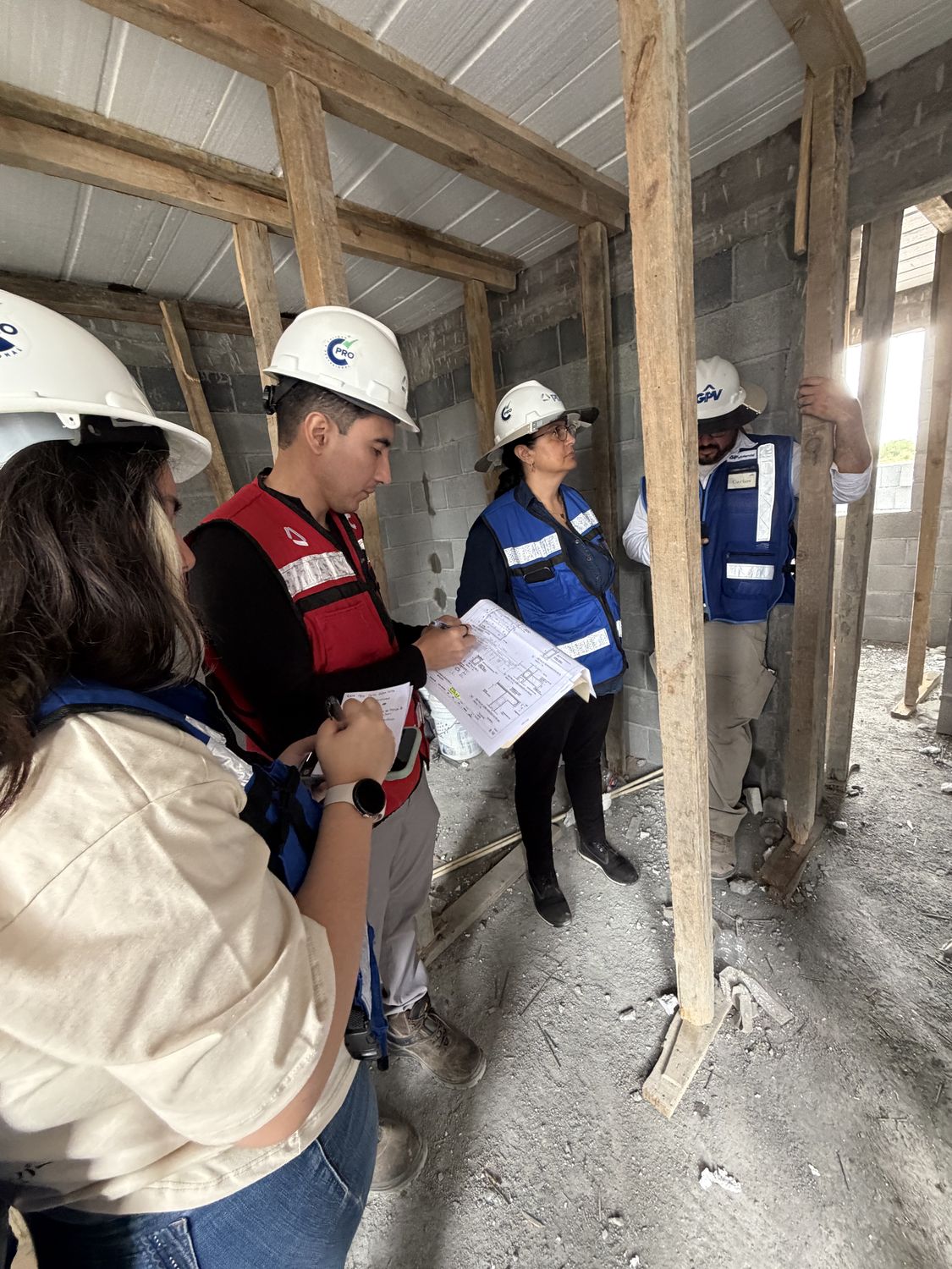 Equipo de PDC Ingenierías verificando armado y apuntalamiento